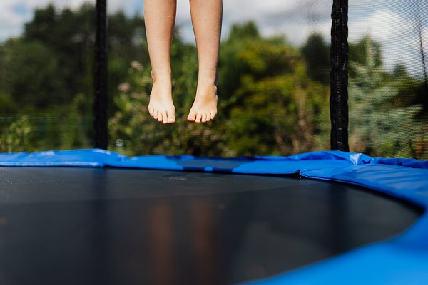 detail-detske-nohy-skakani-trampolina